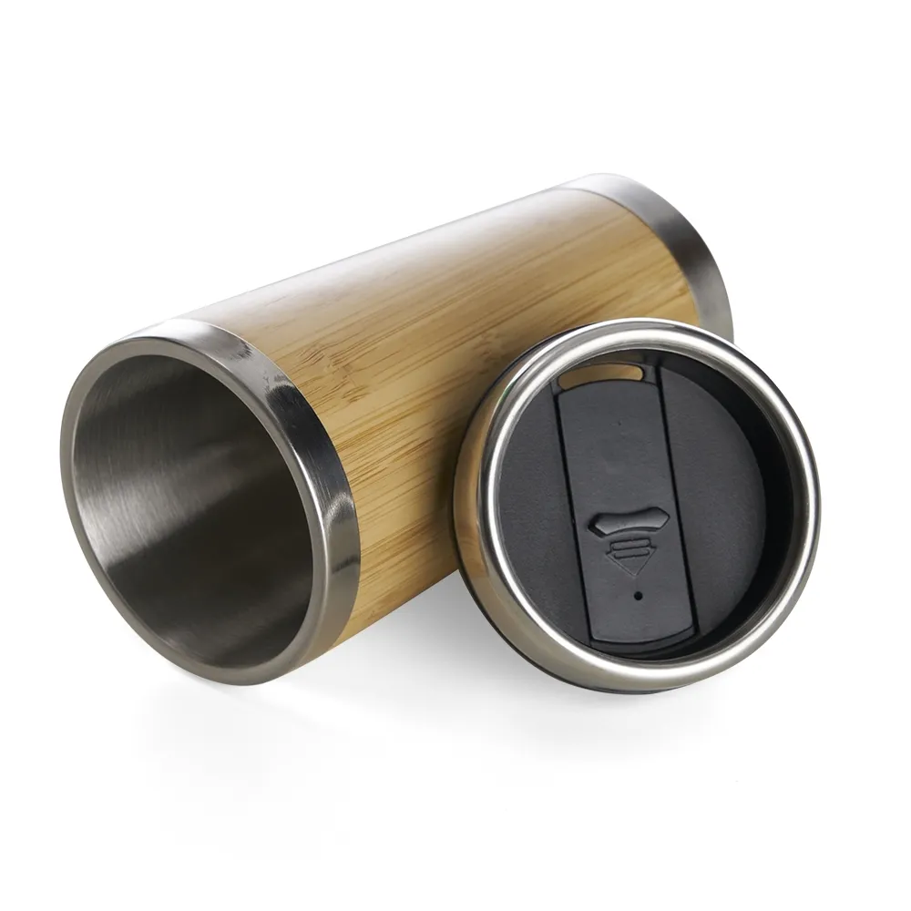 [Descrição: Copo Bambu de 500ml, parte interna em inox. Possui tampa com compartimento que pode ser aberto para beber.  Altura :  17,5 cm  Largura :  8,4 cm  Circunferência :  26 cm] 18644 COPO BAMBU 500ML 