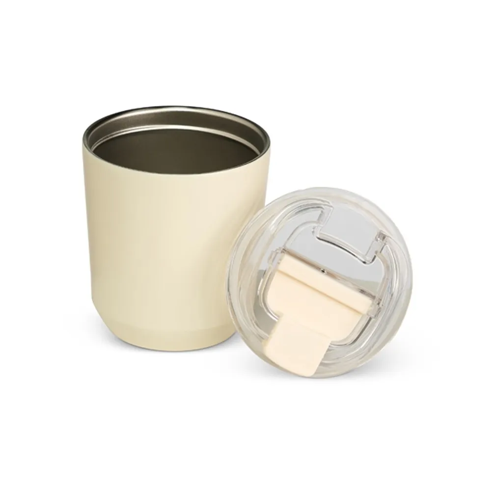 [Descrição: Feito para manter as bebidas na temperatura ideal por horas, nosso copo térmico de 280ml é eficiente e funcional. Projetado com parede dupla de aço inoxidável, o copo possui uma tampa plástica com acesso ao bocal, além de uma tampa protetora para evitar derramamentos durante o transporte.  Altura :  11 cm  Largura :  8,5 cm  Circunferência :  26,3 cm] 18907 Copo Térmico 280ml