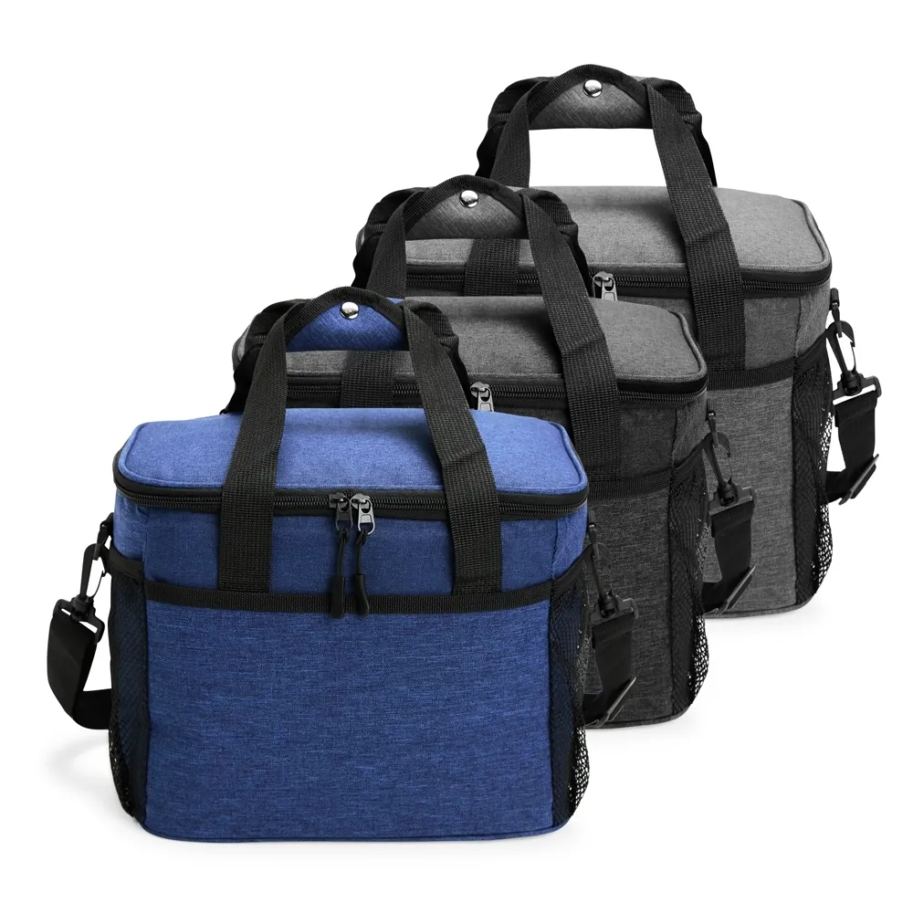 [Bolsa térmica de nylon 14 litros com bolso frontal e bolsos laterais em malha. Compartimento principal com revestimento térmico soldado antivazamento e alças de mãos com suporte de juntura. Acompanha alça transversal.  Altura :  22 cm  Largura :  26 cm  Profundidade :  17,7 cm] 18603 Bolsa Térmica 14L