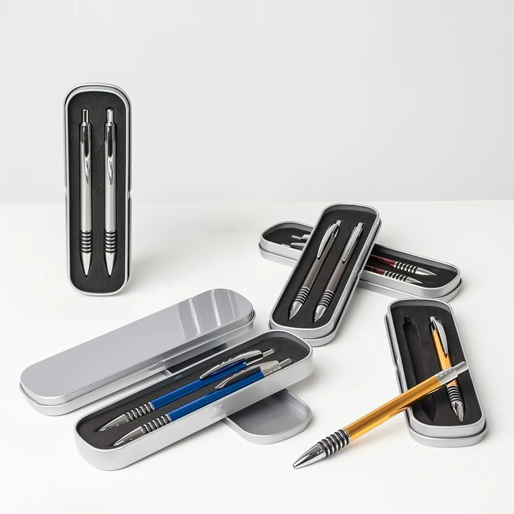 [Descrição: Com este conjunto de caneta e lapiseira metálicas, escrever será uma experiência ainda mais sofisticada e elegante. O estojo em metal que as acomoda, possui revestimento em espuma para evitar riscos. A caneta possui carga esferográfica azul de 1.0mm, com acionamento por clique, já a lapiseira possui grafite 0.7mm.  Largura :  5,3 cm  Espessura :  1,6 cm  Comprimento :  17,7 cm] 08094 Conjunto Caneta e Lapiseira Metal