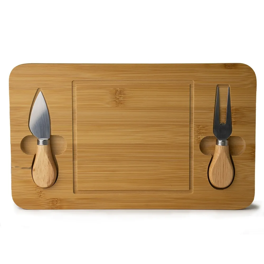 [Descrição: Kit queijo 3 peças, contém: tábua de bambu canaleta, faca com ponta e garfo. Tábua com imã para encaixe e fixação dos utensílios.  Altura :  30 cm  Largura :  18 cm  Espessura :  1,6 cm] 15039 Kit Queijo 3 Peças