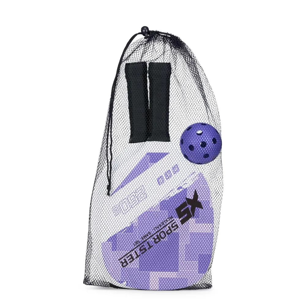 [Descrição: Kit Pickleball composto por 2 raquetes de madeira (sendo uma face personalizada e outra lisa), além de grip composto em fibras de carbono e vidro. Acompanha 1 bola plástica com 26 furos e um saco telado para transporte.  Altura :  48 cm  Largura :  23 cm  Espessura :  7,2cm] 09166 Kit Pickleball 3 Peças