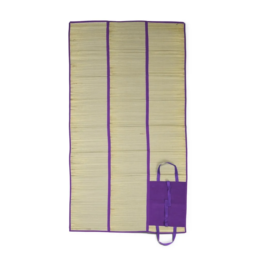 [Descrição: Esteira dobrável em palha natural com bordas costuradas em nylon dividindo a esteira em três partes. Além disso, possui um par de alças costuradas para transporte.  Largura :  90 cm  Espessura :  0,1 cm  Comprimento :  170 cm] 08321B Esteira de Palha Natural