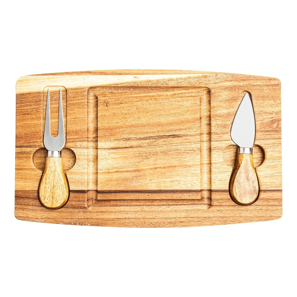 [18627 - Descrição:  Kit queijo 3 peças, contém: tábua de madeira com canaleta, faca com ponta, e garfo. Tábua com imã para encaixe e fixação dos utensílios.  Altura :  17,1 cm  Largura :  28 cm  Espessura :  1,5 cm] 18627 Kit Queijo 3 Peças