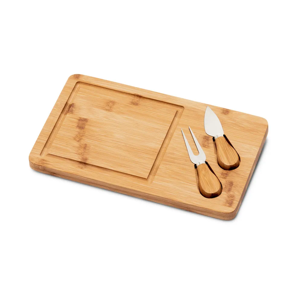 [93830 Tábua de queijos em bambu com 2 utensílios em bambu e aço inox. Fornecido em caixa em papel kraft reciclado. Certificação EU Food Grade. A cor e o resultado da impressão nos materiais naturais pode variar entre produtos. 310 x 180 x 15 mm | Caixa: 316 x 186 x 25 mm] 93830 Tábua de queijos em bambu com 2 utensílios em bambu e aço inox