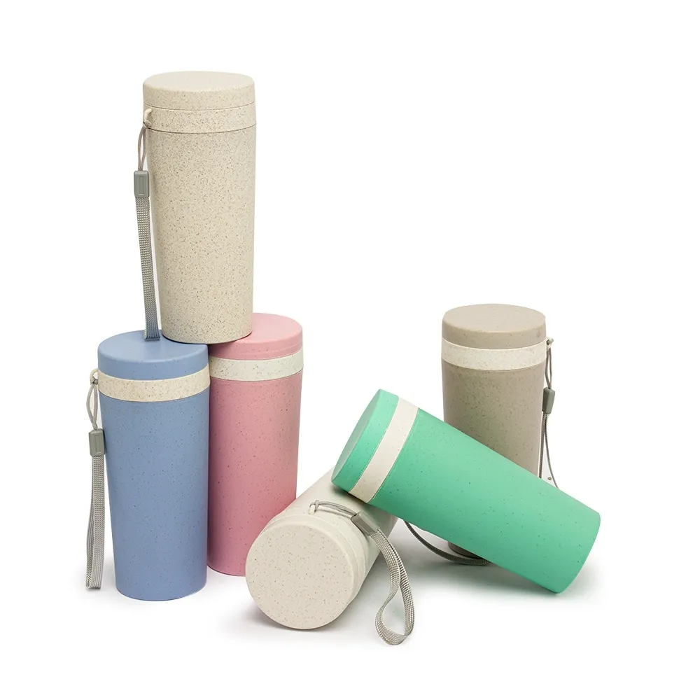 [Descrição: Copo isotérmico fibra de bambu 350ml com parede dupla e alça. Copo produzido em Polipropileno livre de BPA, possui uma tampa de vedação rosqueável e alça de nylon (removível) para transporte. Conserva a temperatura interna durante um período de 1 à 2 horas, mas não dispõe de isolamento térmico. O copo pode ser levado a lava-louças, geladeiras e micro-ondas.  Altura :  17 cm  Largura :  7,8 cm  Circunferência :  22,4 cm] 03006 Copo Fibra de Bambu 350ml